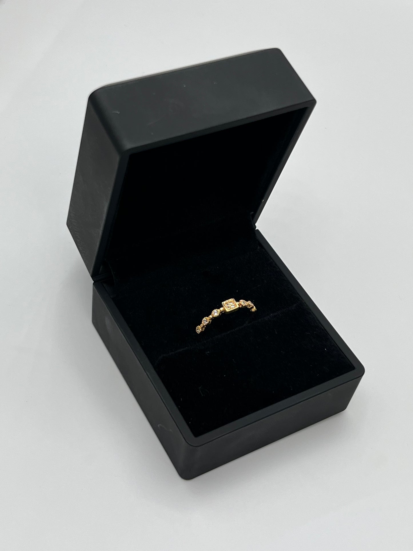 Anillo cuadro circon blanco Oro amarillo 18k / Talla 6 / 1,24 Gr / 3,73 mm