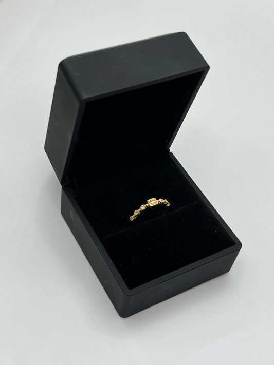 Anillo cuadro circon blanco Oro amarillo 18k / Talla 6 / 1,24 Gr / 3,73 mm