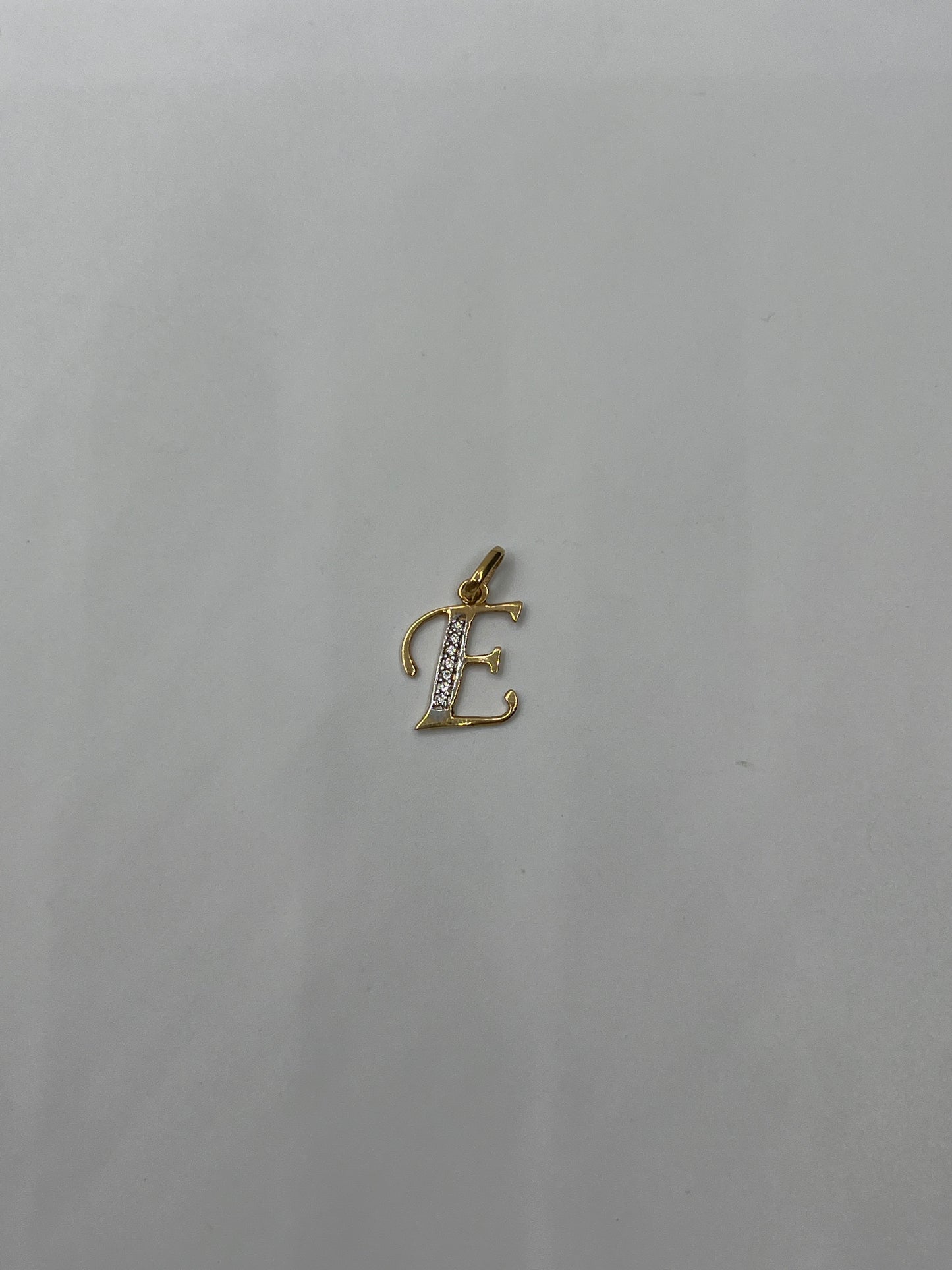 Dije Letra E Oro amarillo 18k 0,77 Gr / 10,70 mm / 1,4 Cm