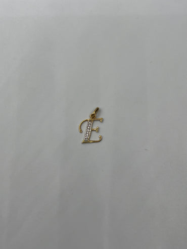 Dije Letra E Oro amarillo 18k 0,77 Gr / 10,70 mm / 1,4 Cm