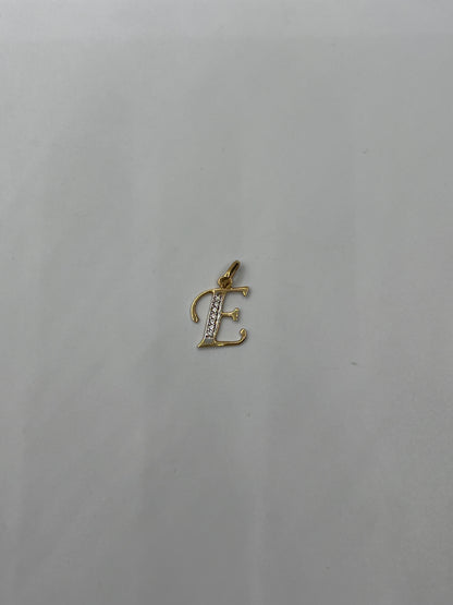 Dije Letra E Oro amarillo 18k 0,77 Gr / 10,70 mm / 1,4 Cm