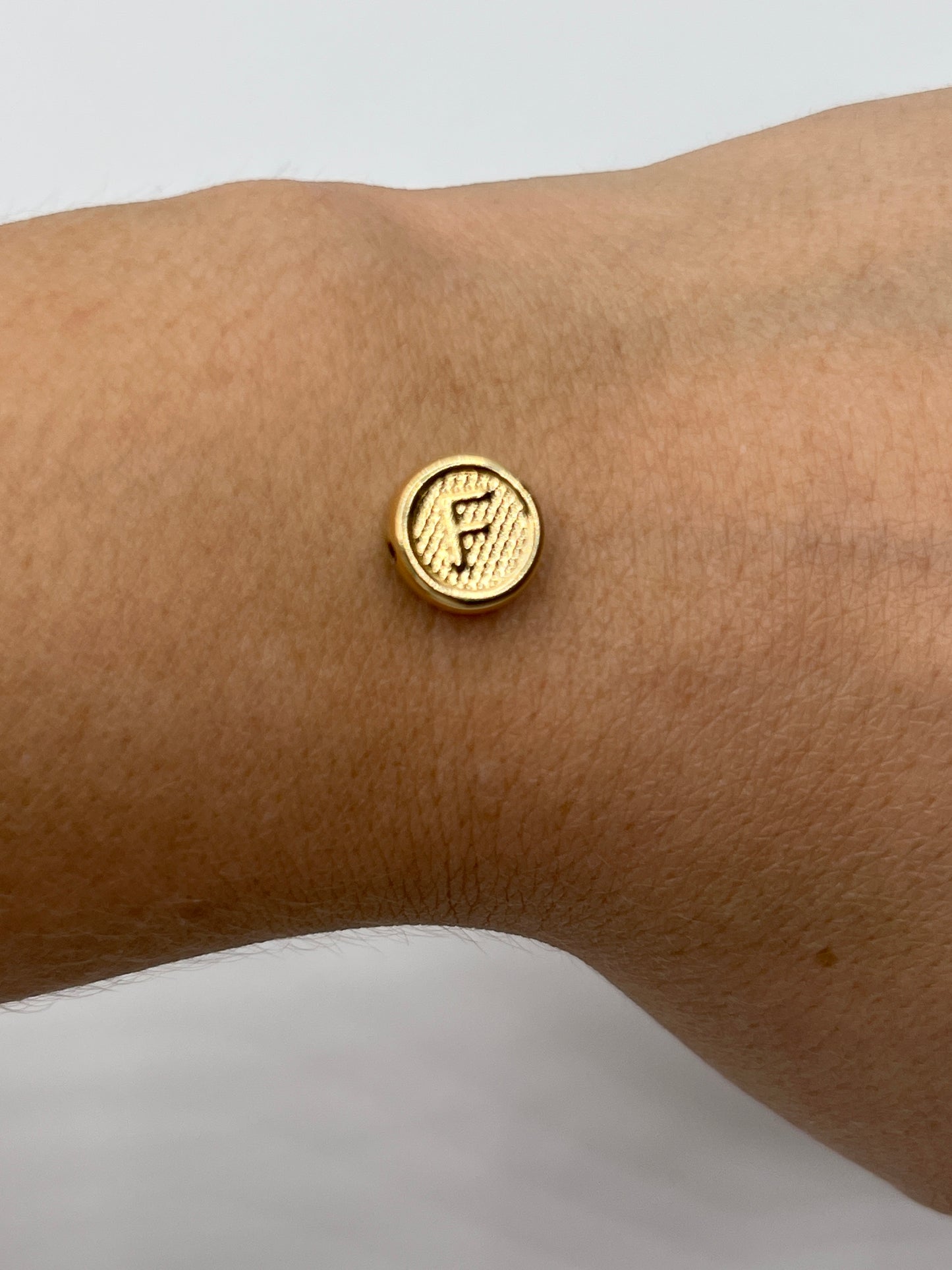 Herraje Letra F Oro amarillo 18k 0,38 Gr / 1 Cm