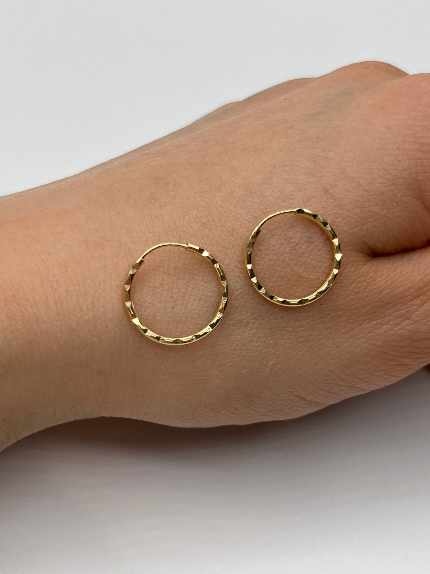 Candonga Imperdible Troquelada Oro amarillo 18k 0,74 Gr / 1,6 Cm