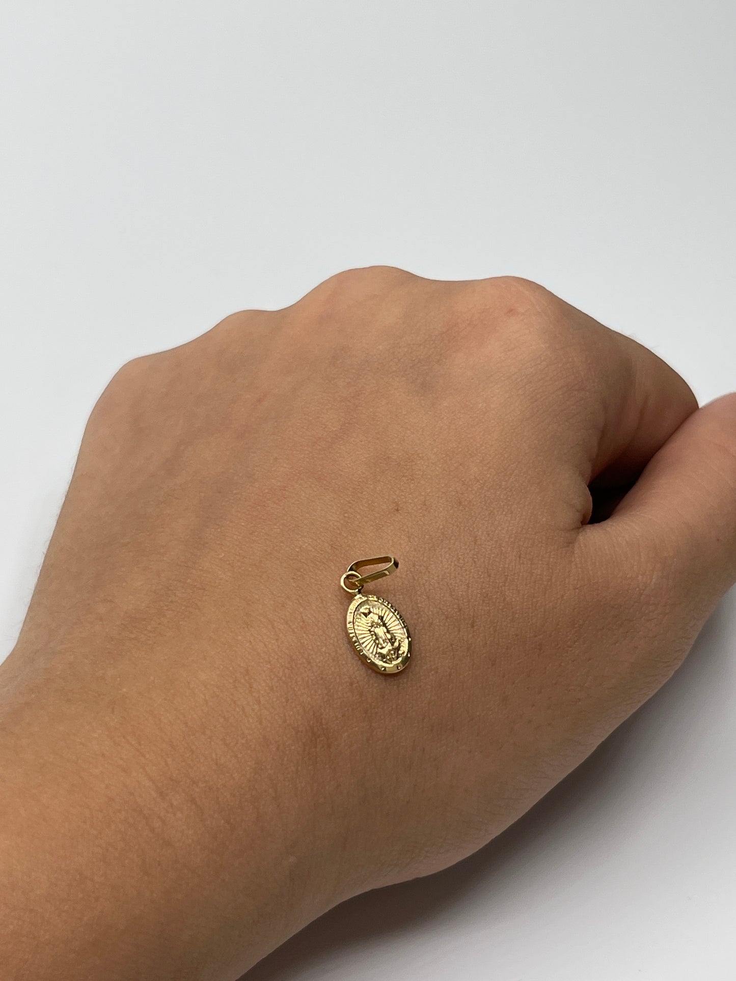 Dije Virgen Guadalupe Oro amarillo 18k 0,37 Gr / 7,4 mm / 1 Cm