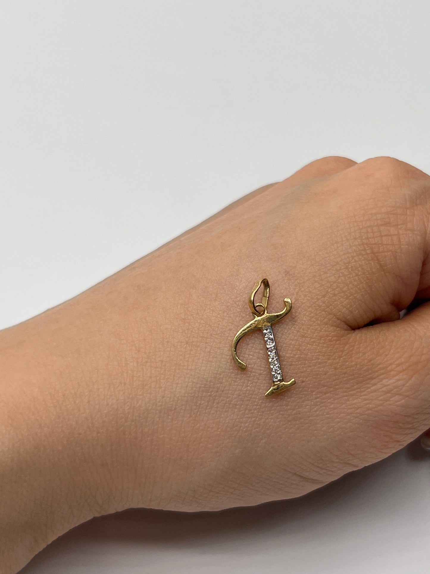 Dije Letra T Oro amarillo 18k 0,70 Gr / 11,40 mm / 1,5 Cm