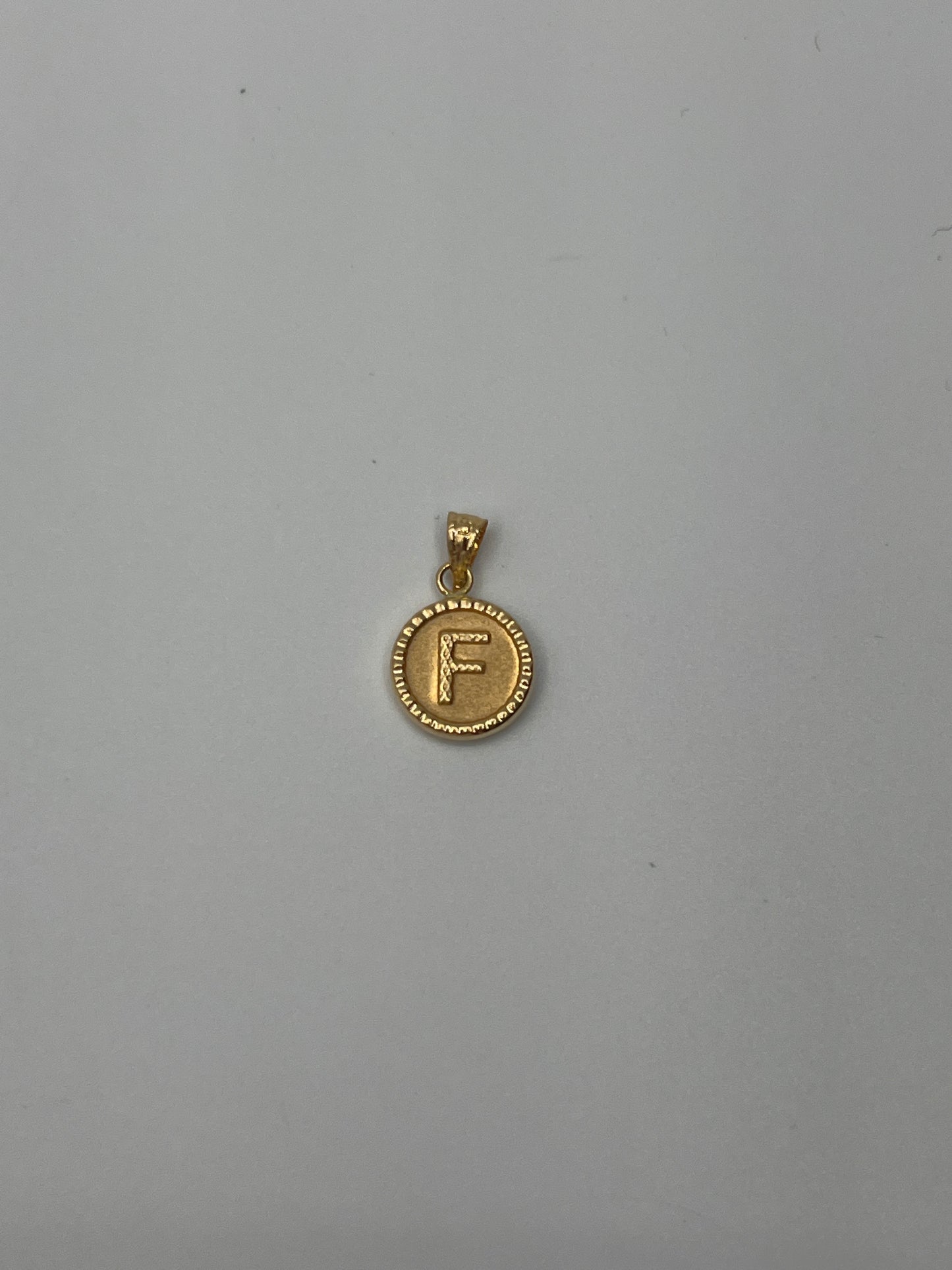 Dije Letra F Oro amarillo 18k 0,55 Gr / 10,1 mm / 1 Cm