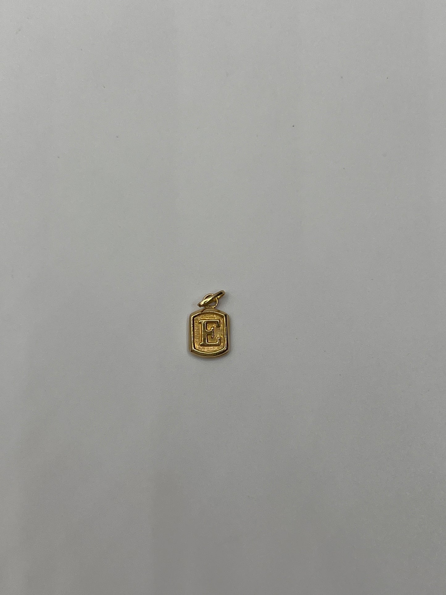 Dije Letra E Oro amarillo 18k 0,31 Gr / 6,8 mm / 0,8 Cm
