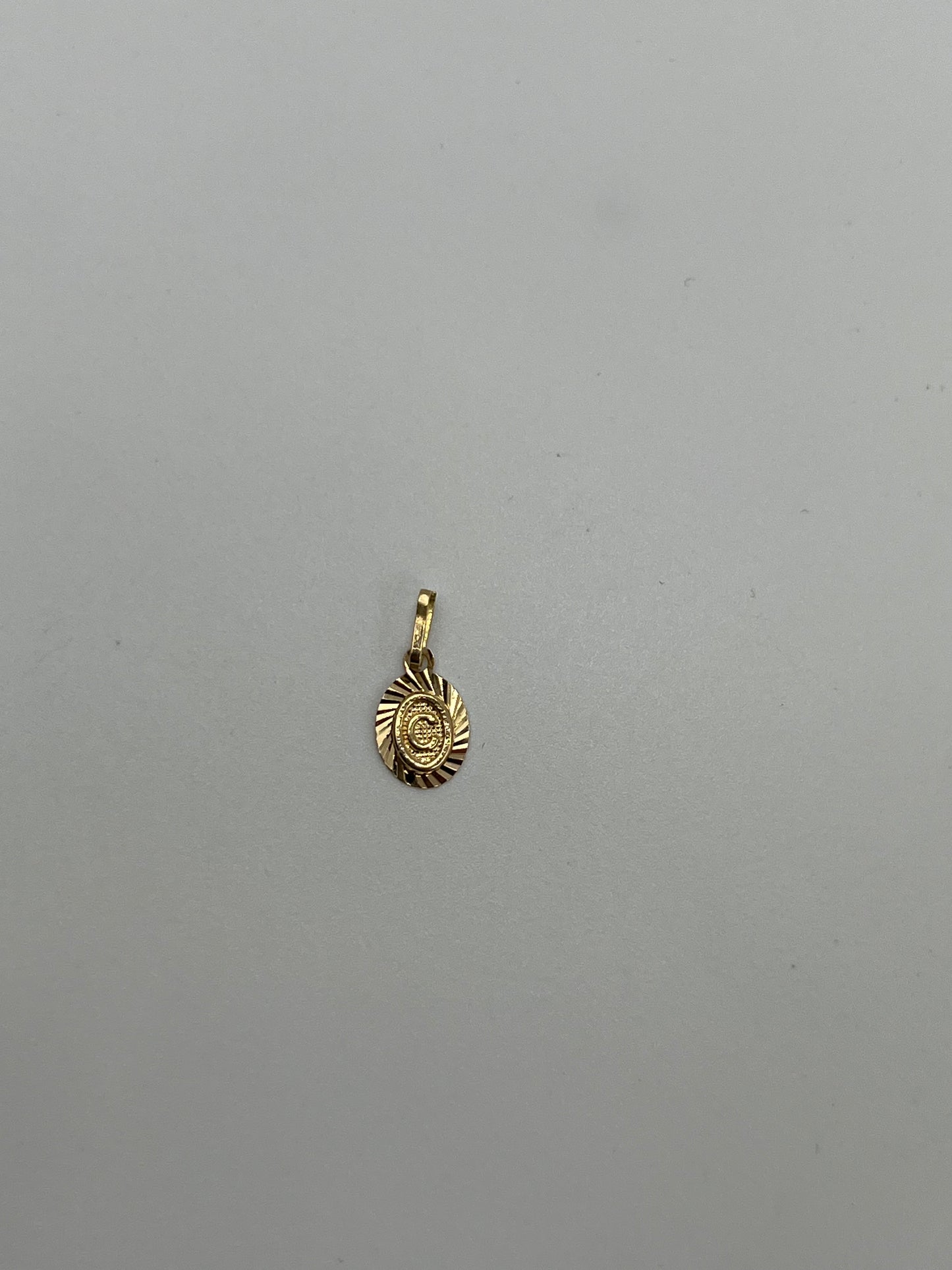 Dije letra C Oro amarillo 18k 0,43 Gr / 7 mm / 1,1 Cm