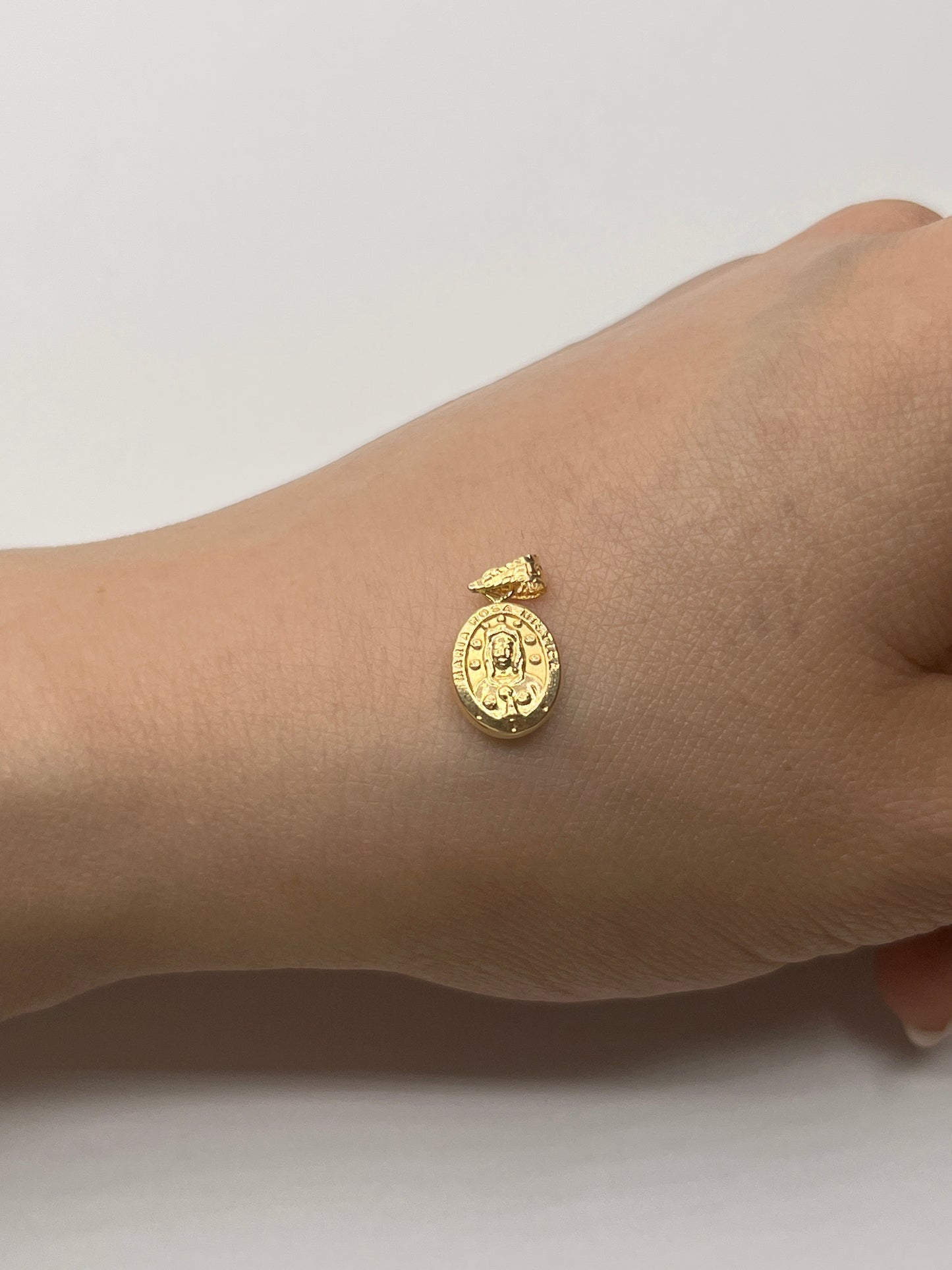 Dije Maria Rosa Mistica Oro amarillo 18k 0,51 Gr / 8,32 mm / 1 Cm