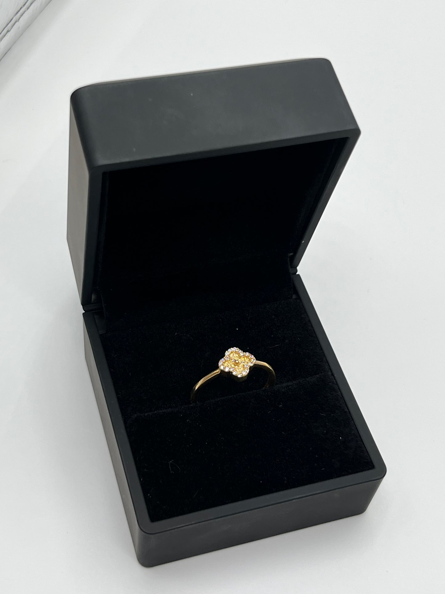 Anillo trebol Oro amarillo 18k / Talla 8 / 1,62 Gr / 8,45 mm