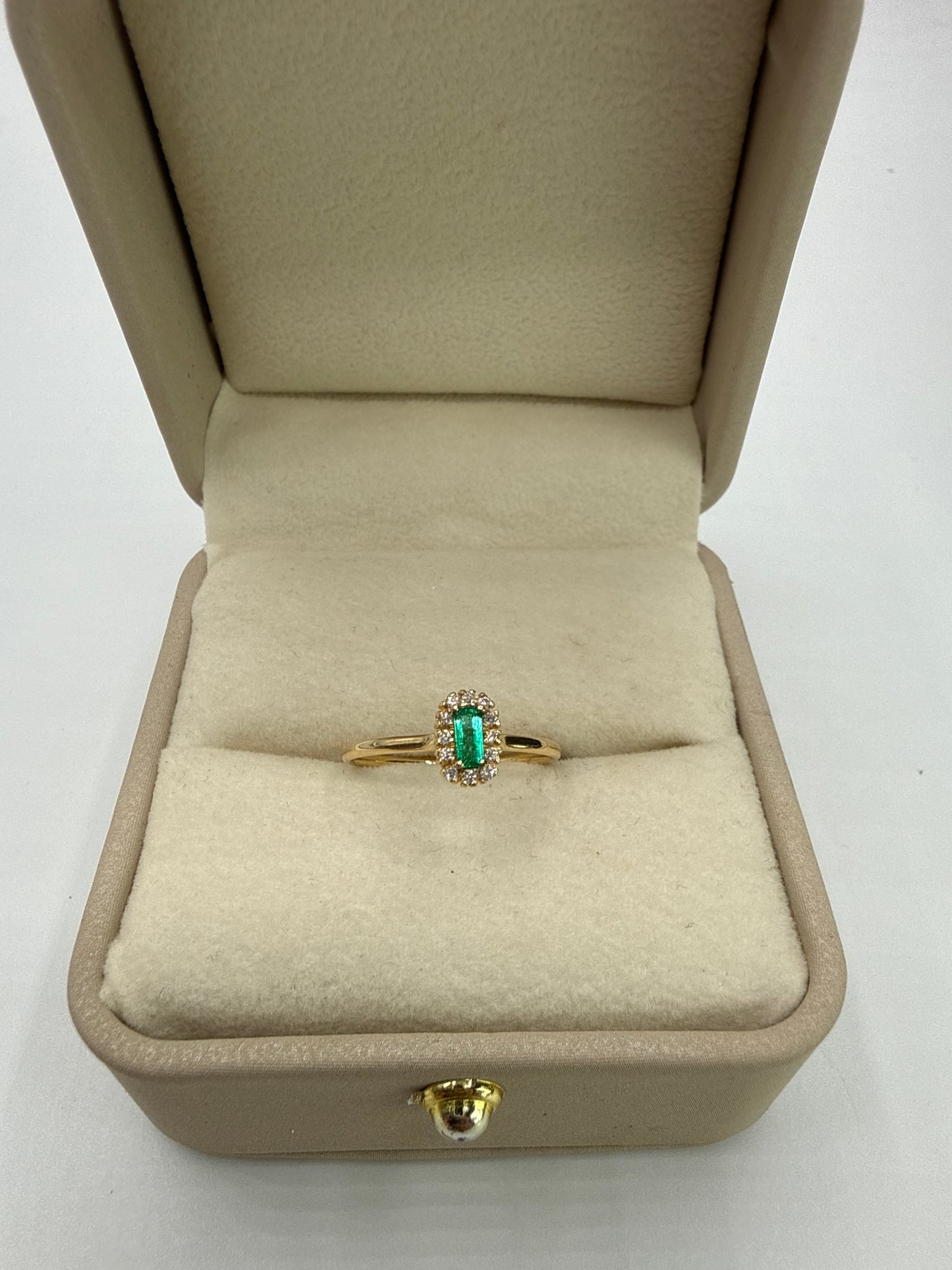 Anillo Halo Esmeralda 0.140Ct Diamante 0.060Ct Oro It Amarillo 1.43 Gr / Talla 6 1/4 / 1,47 Gr