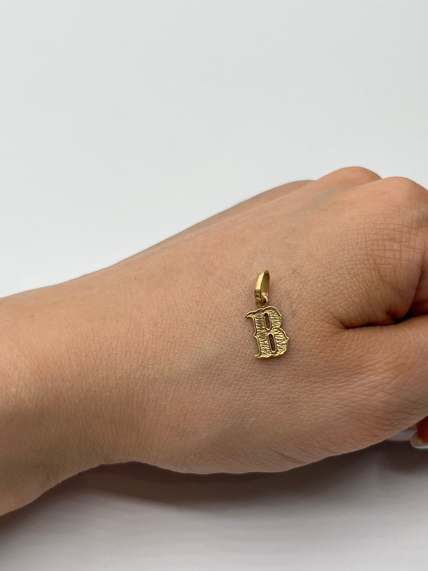 Dije Letra B Oro amarillo 18k 0,53 Gr / 7,80 mm / 1,2 Cm
