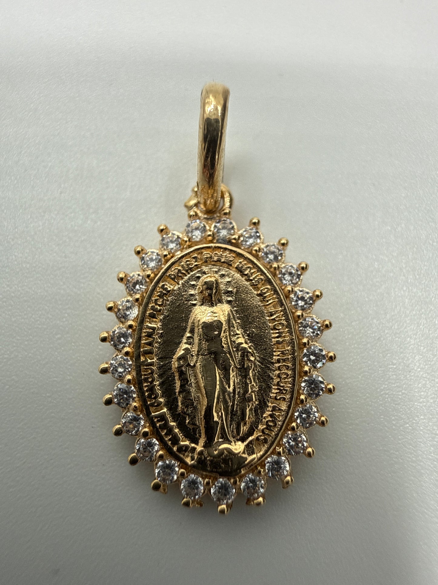 Dije Virgen Guadalupe Circon Blanco  Oro amarillo 18k 1,18 Gr / 10 mm / 1,5 Cm