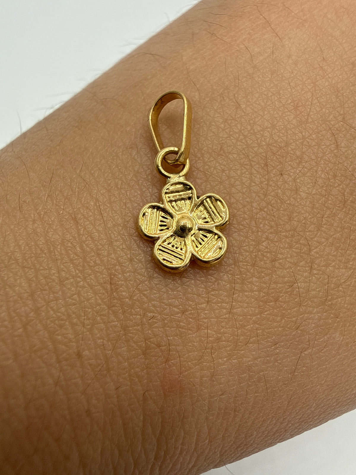 Dije Flor Oro amarillo 18k 0,32 Gr / 8 mm / 1 Cm