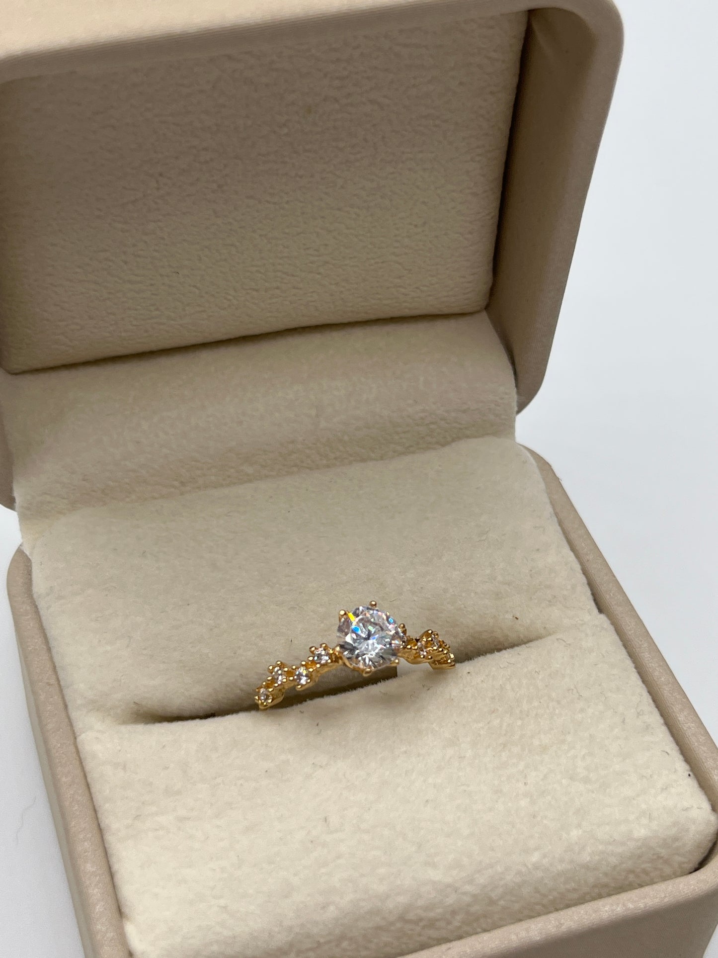 Anillo Compromiso Circon Blanco Oro amarillo 18k / Talla 6 / 1,95 Gr / 6,15 mm