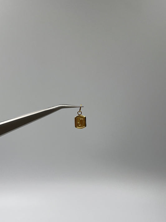 Dije Letra J Oro amarillo 18k 0,31 Gr / 6,3 mm / 0,9 Cm