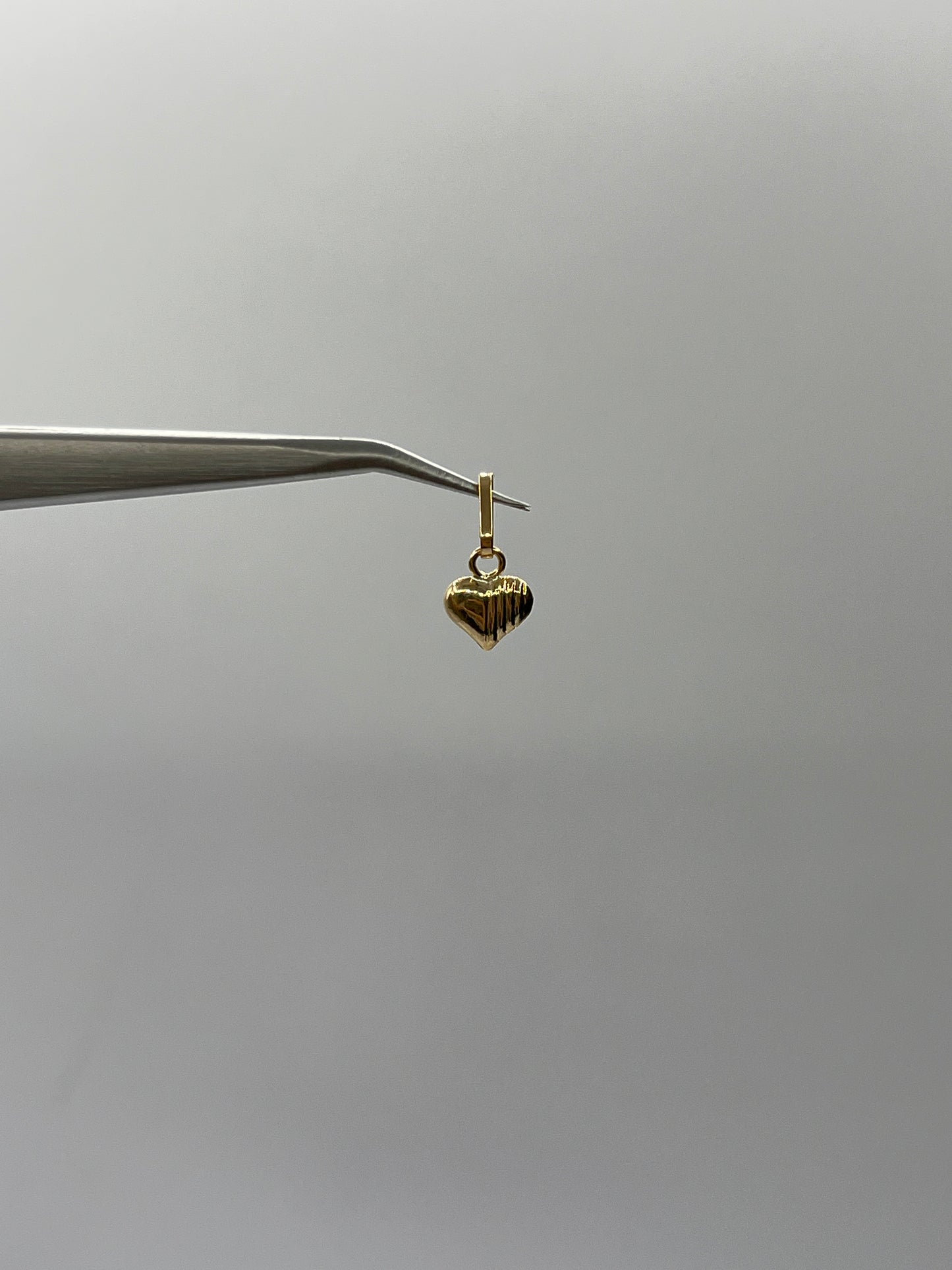 Dije Corazon Liso Rayado Oro amarillo 18k 0,26 Gr / 7,3 mm / 0,6 Cm