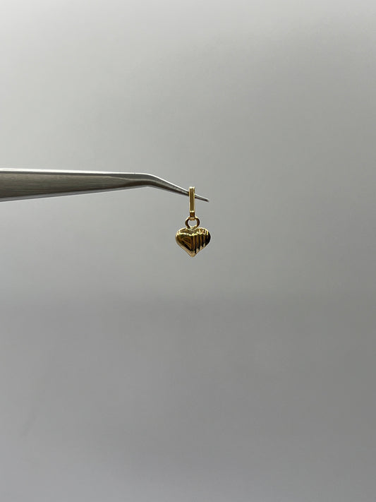 Dije Corazon Liso Rayado Oro amarillo 18k 0,26 Gr / 7,3 mm / 0,6 Cm