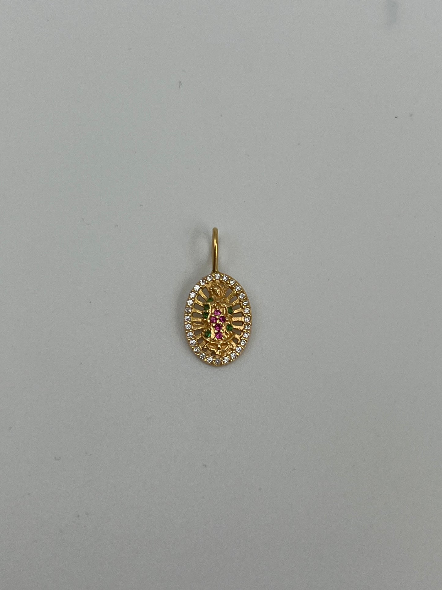 Dije Virgen Guadalupe circon verde y rojo Oro amarillo 18k 1,36 Gr / 10 mm / 2 Cm
