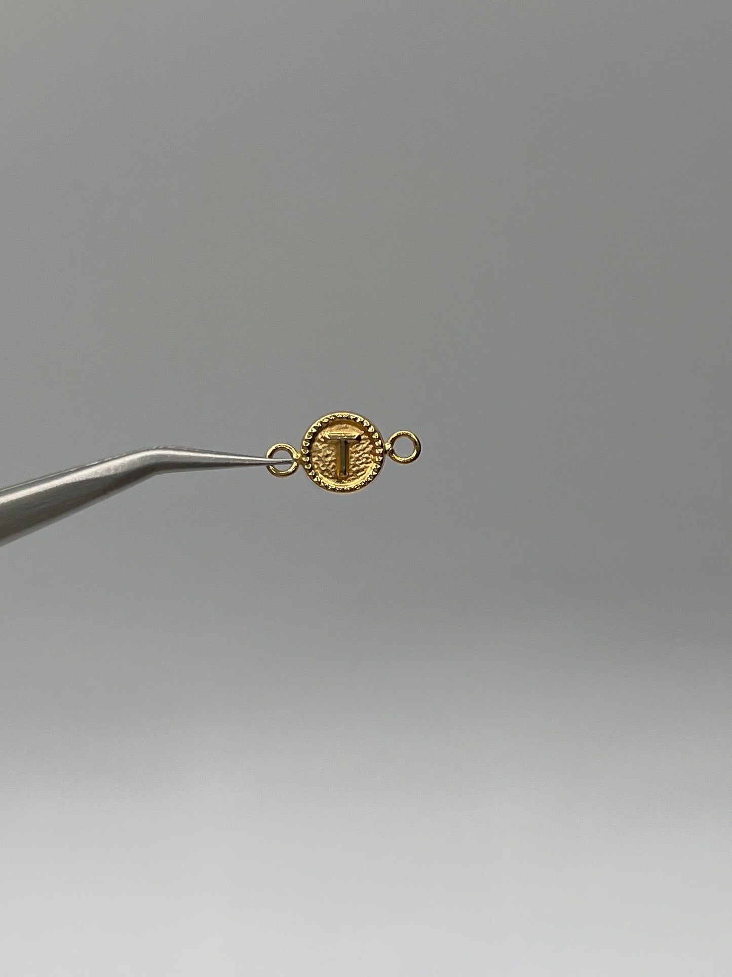 Herraje Letra T Oro amarillo 18k 0,43 Gr / 0,8 Cm