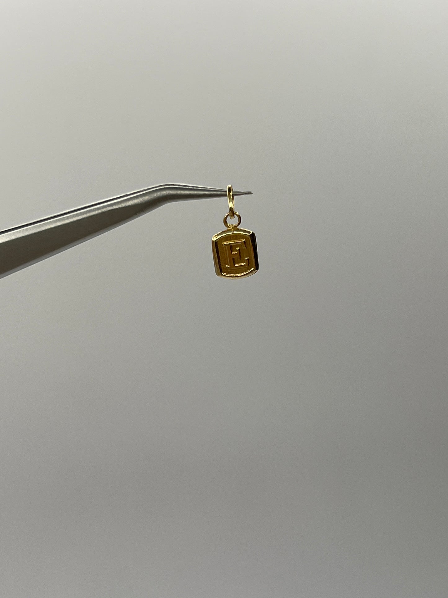 Dije Letra E Oro amarillo 18k 0,31 Gr / 6,8 mm / 0,8 Cm