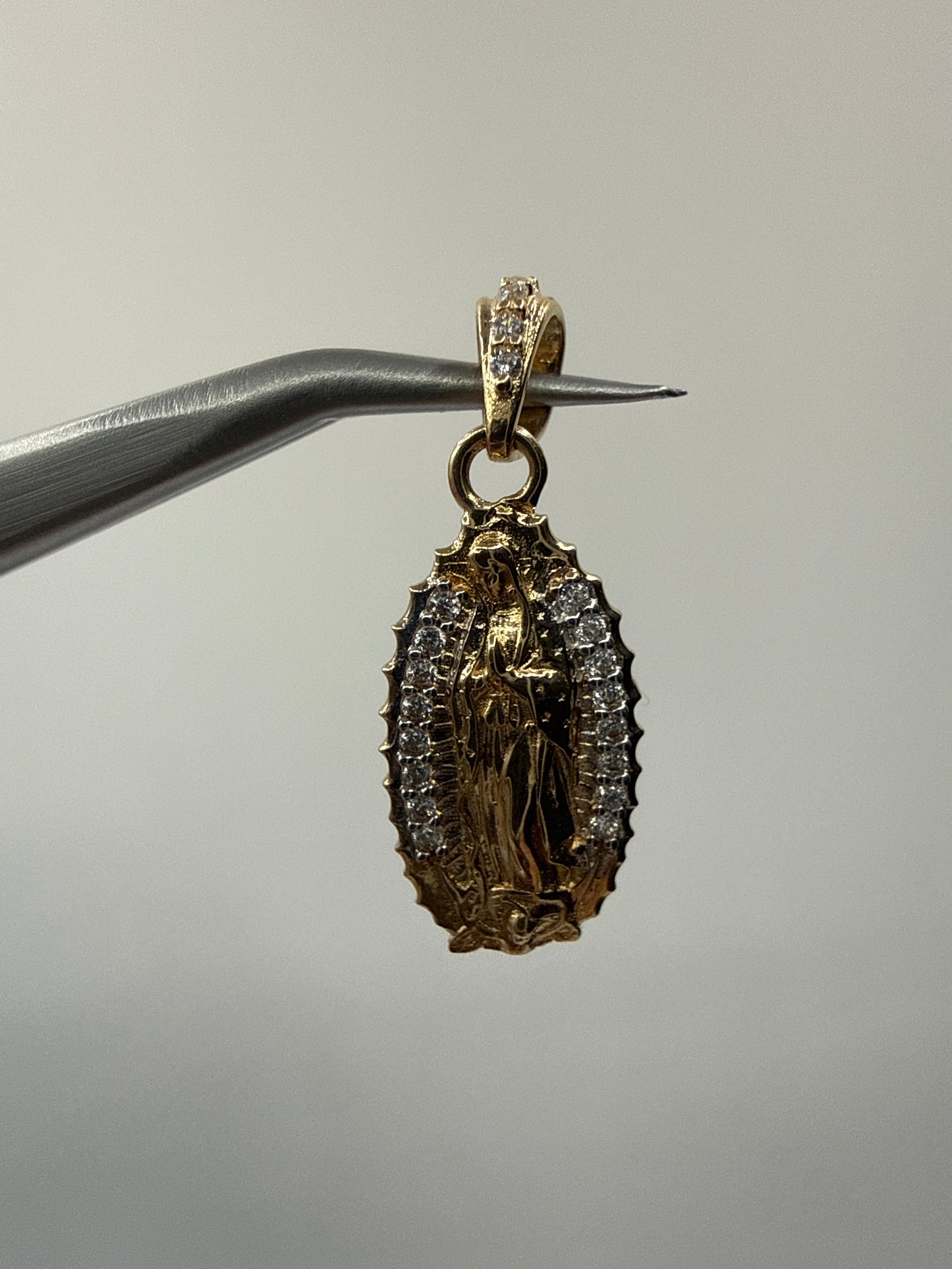 Dije Virgen Guadalupe Circon Blanco Oro amarillo 18k 1,13 Gr / 9 mm / 1,9 Cm