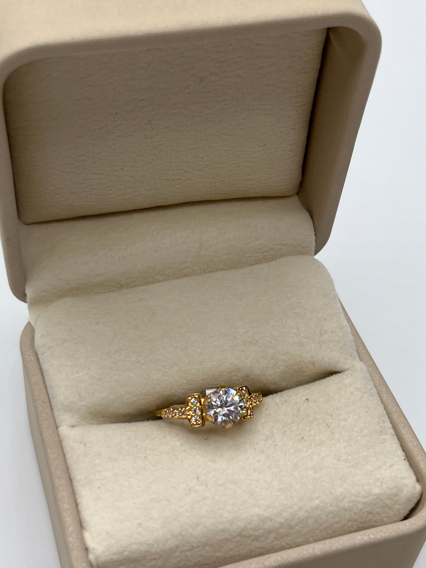 Anillo Compromiso Circon Blanco Oro amarillo 18k / Talla 5 3/4 / 1,80 Gr / 6,70 mm