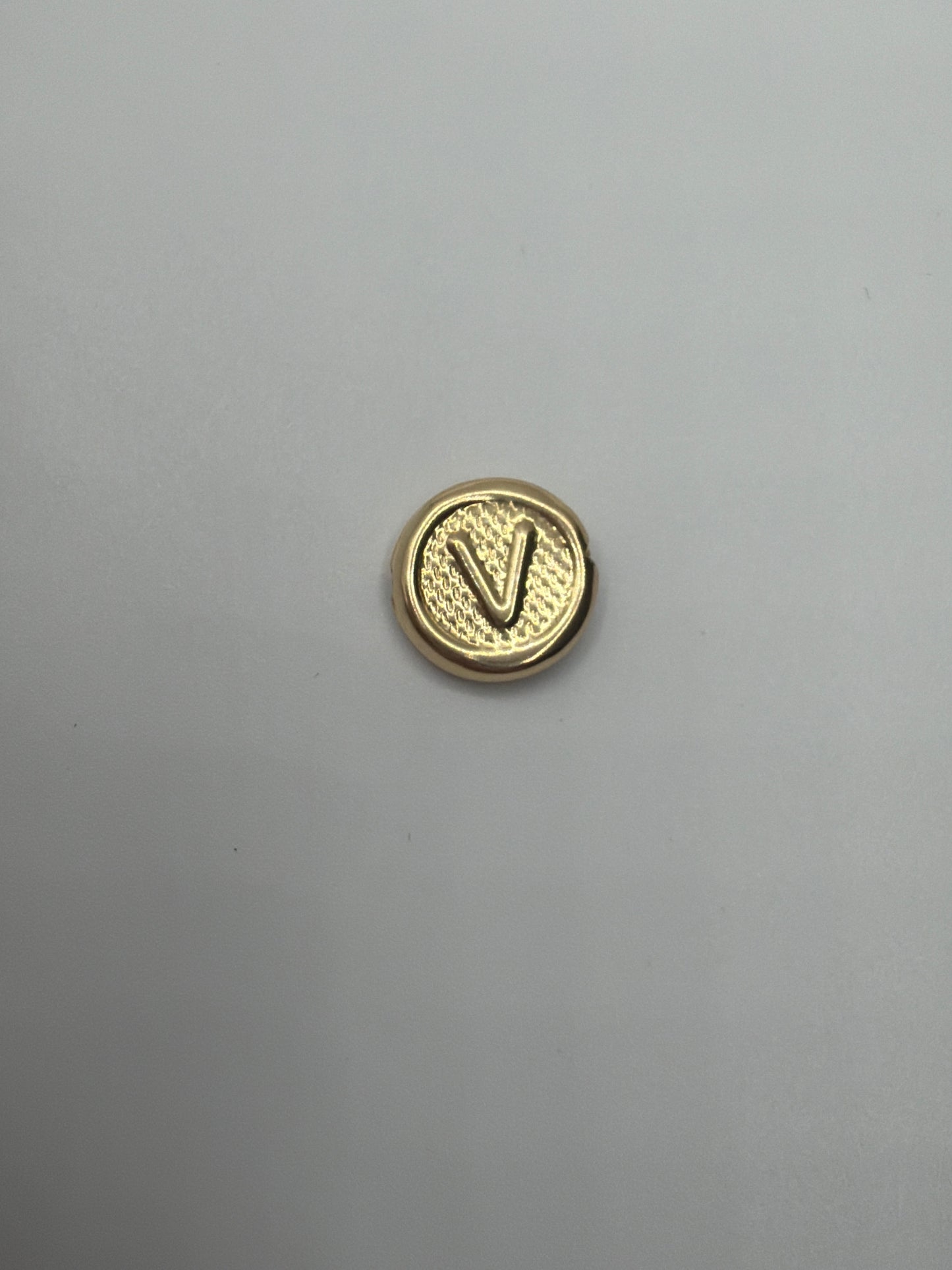 Herraje Letra V Oro amarillo 18k 0,39 Gr / 1 Cm