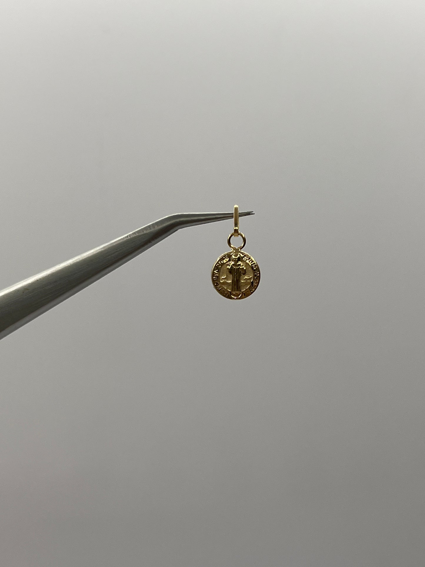 Dije San Benito Oro amarillo 18k 0,42 Gr / 8,2 mm / 0,8 Cm