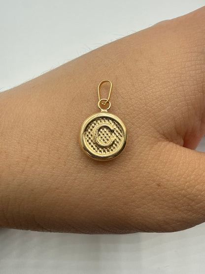 Dije Letra C Oro amarillo 18k 0,50 Gr / 10 mm / 1 Cm