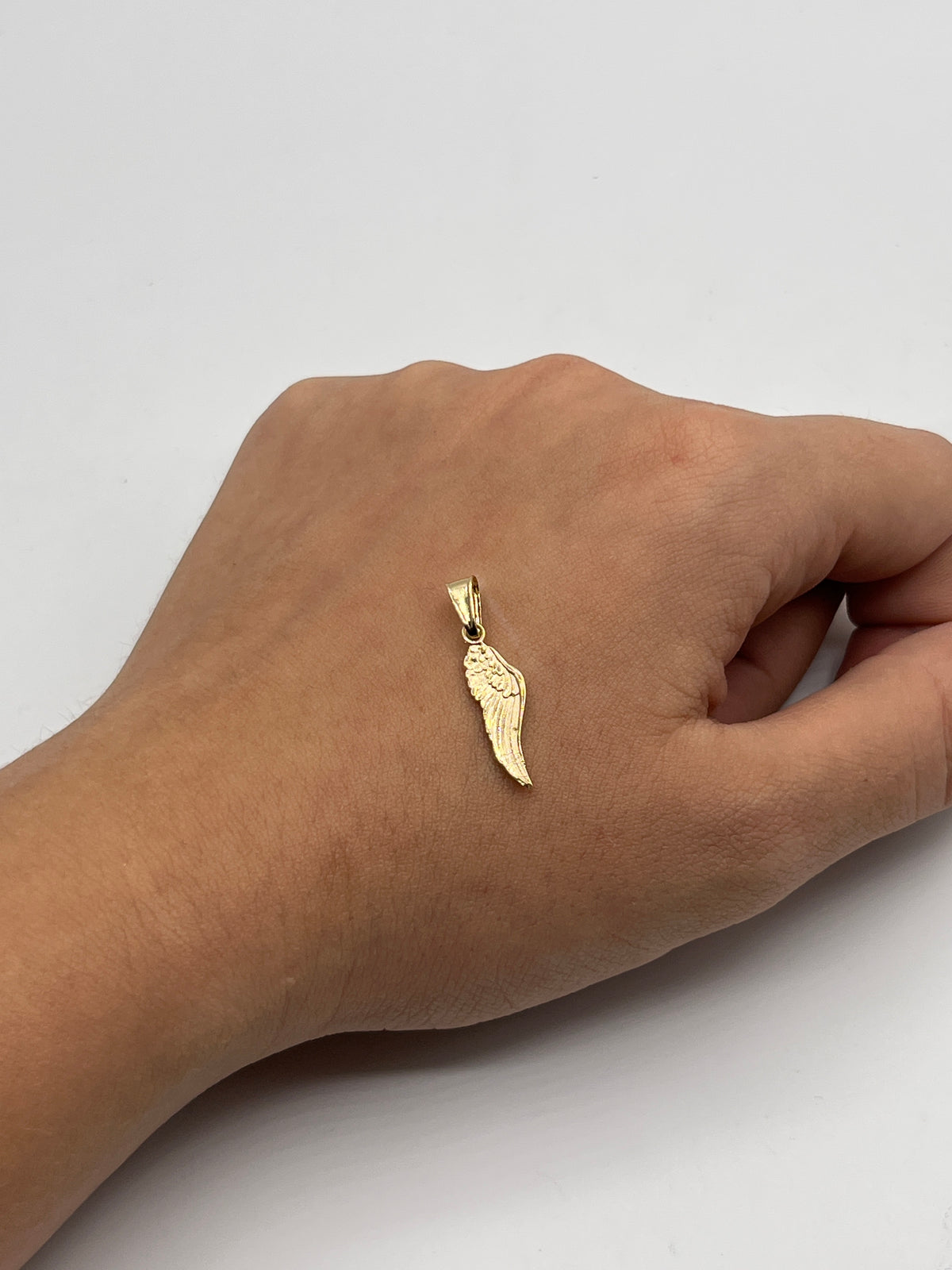 Dije Ala Oro amarillo 18k 1,09 Gr / 6,40 mm / 1,8 Cm
