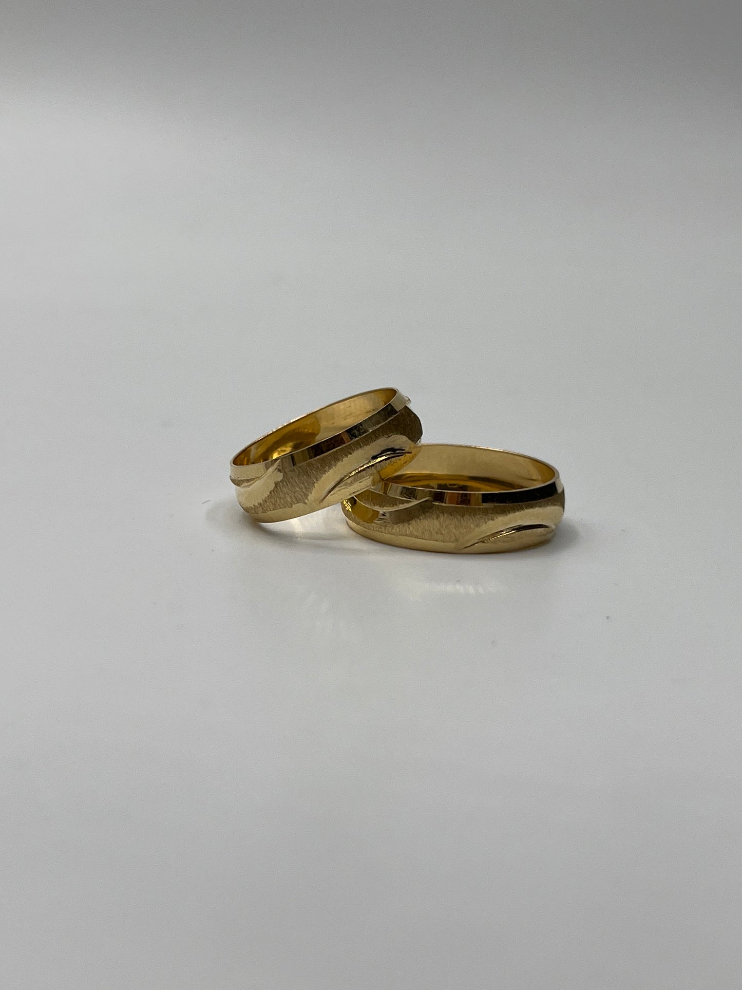 Set Argollas Matrimonio Linea Rayada Mate / 4,54 Gr / Talla 7 y 9 3/4 / 6mm