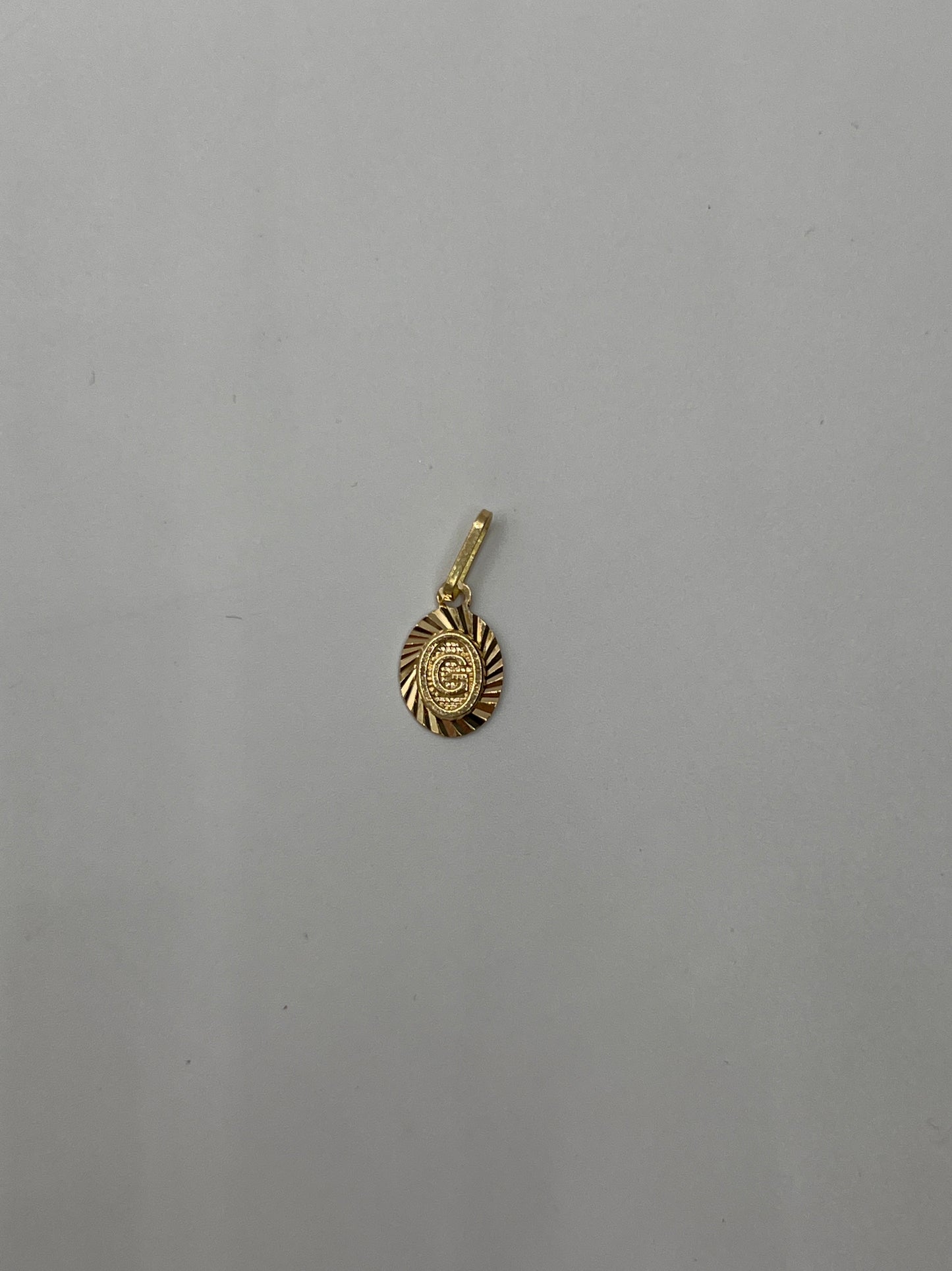 Dije Letra G Oro amarillo 18k 0,46 Gr / 7,5 mm / 1 Cm