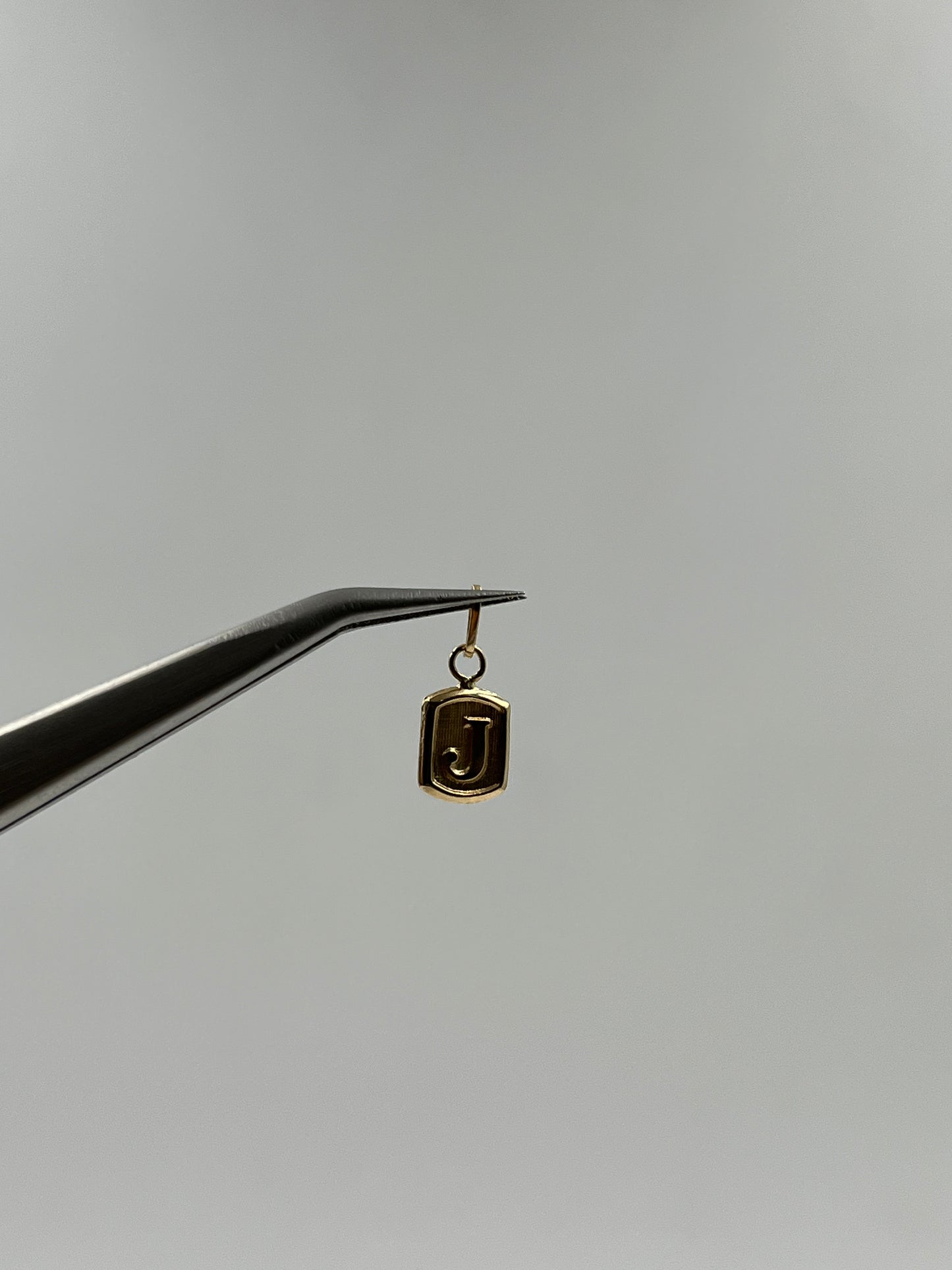 Dije letra J Oro amarillo 18k 0,31 Gr / 6 mm / 1,1 Cm