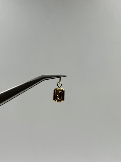 Dije letra J Oro amarillo 18k 0,31 Gr / 6 mm / 1,1 Cm