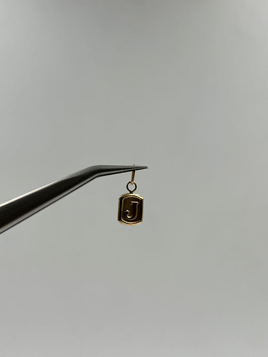 Dije letra J Oro amarillo 18k 0,31 Gr / 6 mm / 1,1 Cm