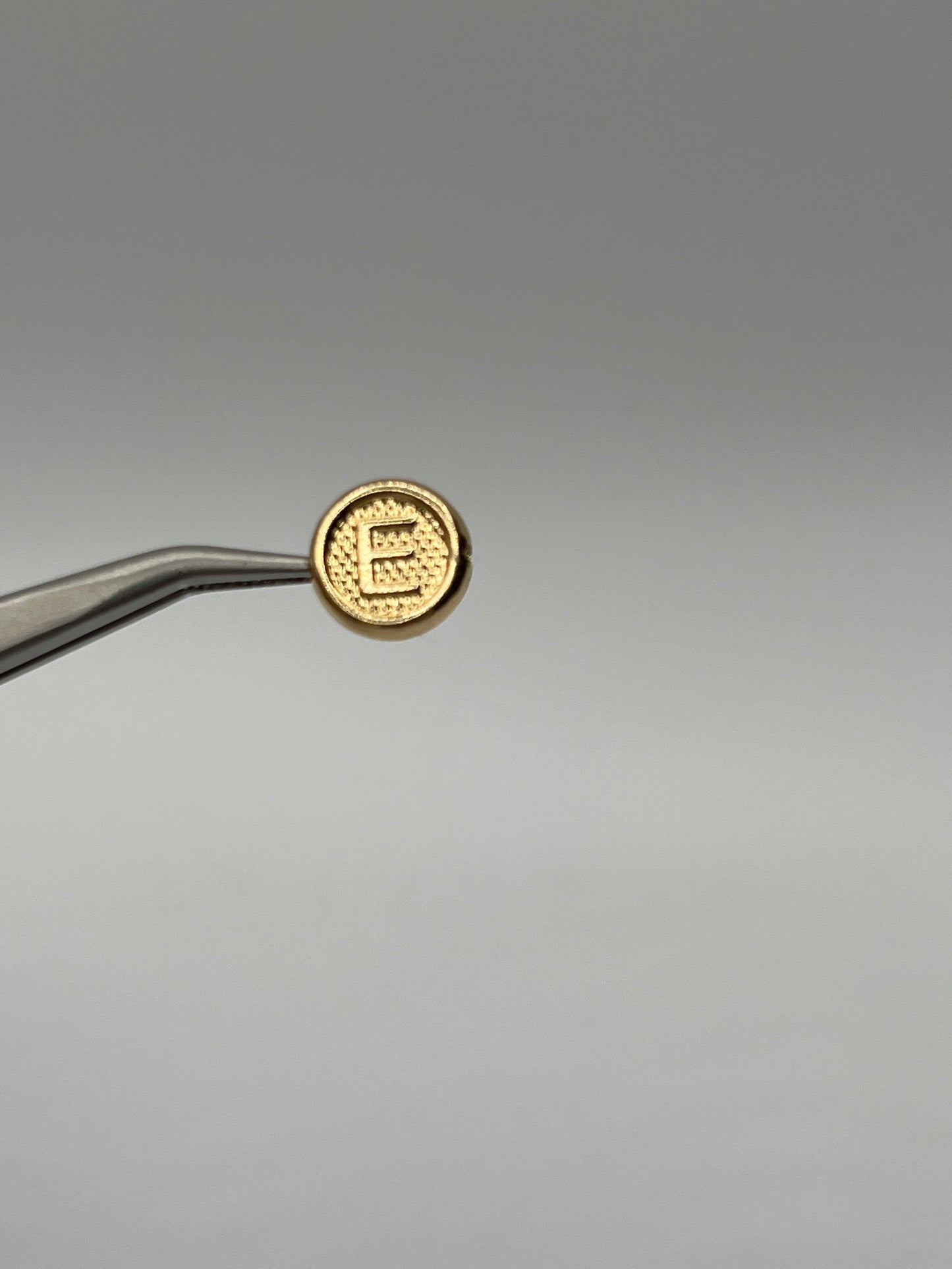 Herraje Letra E Oro amarillo 18k 0,38 Gr / 1 Cm