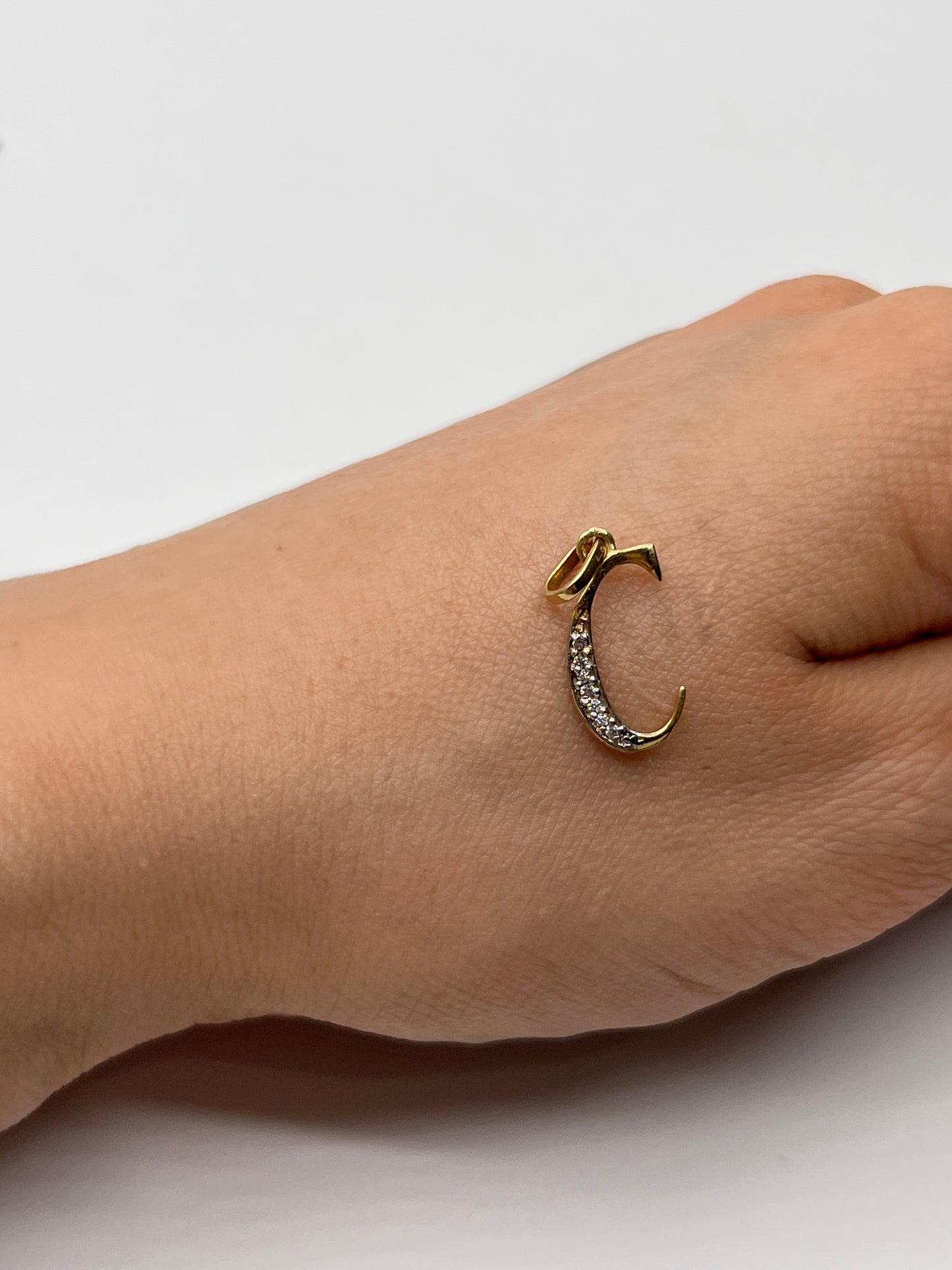 Dije Letra C Oro amarillo 18k 0,61 Gr / 8,25 mm / 1,6 Cm