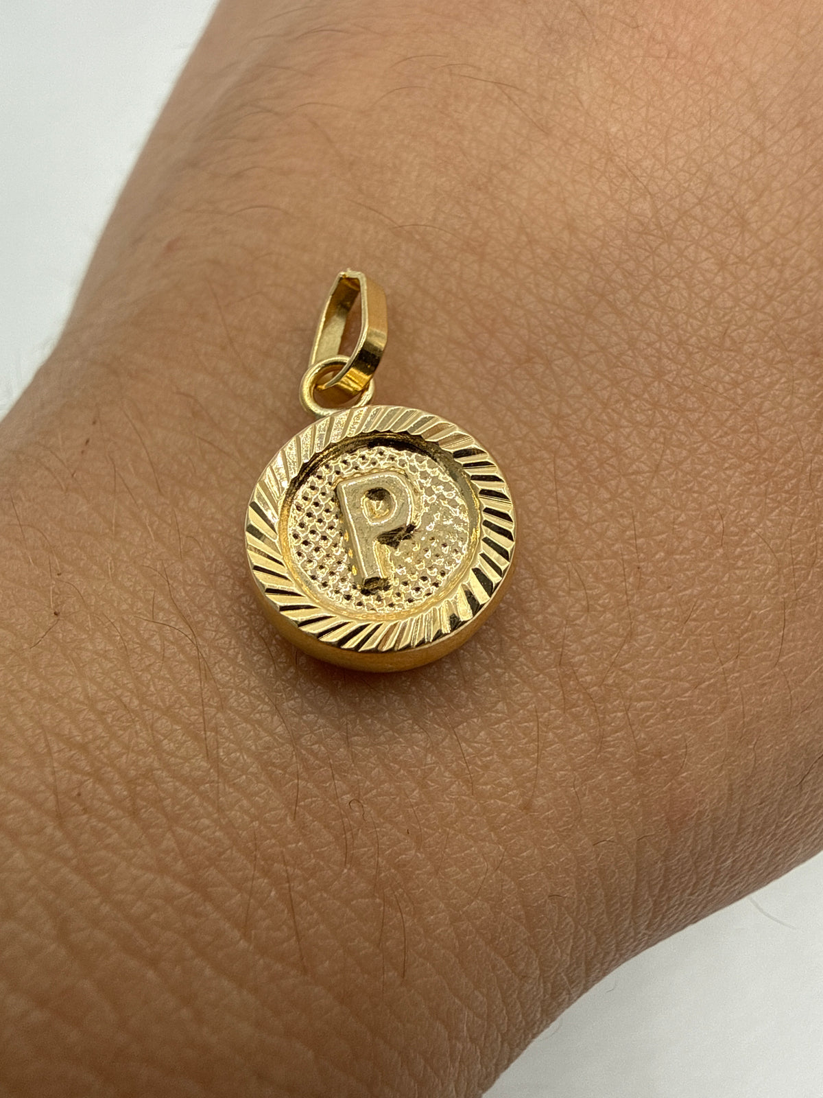 Dije Letra P Diamantada Oro amarillo 18k 0,70 Gr / 10 mm / 1 Cm