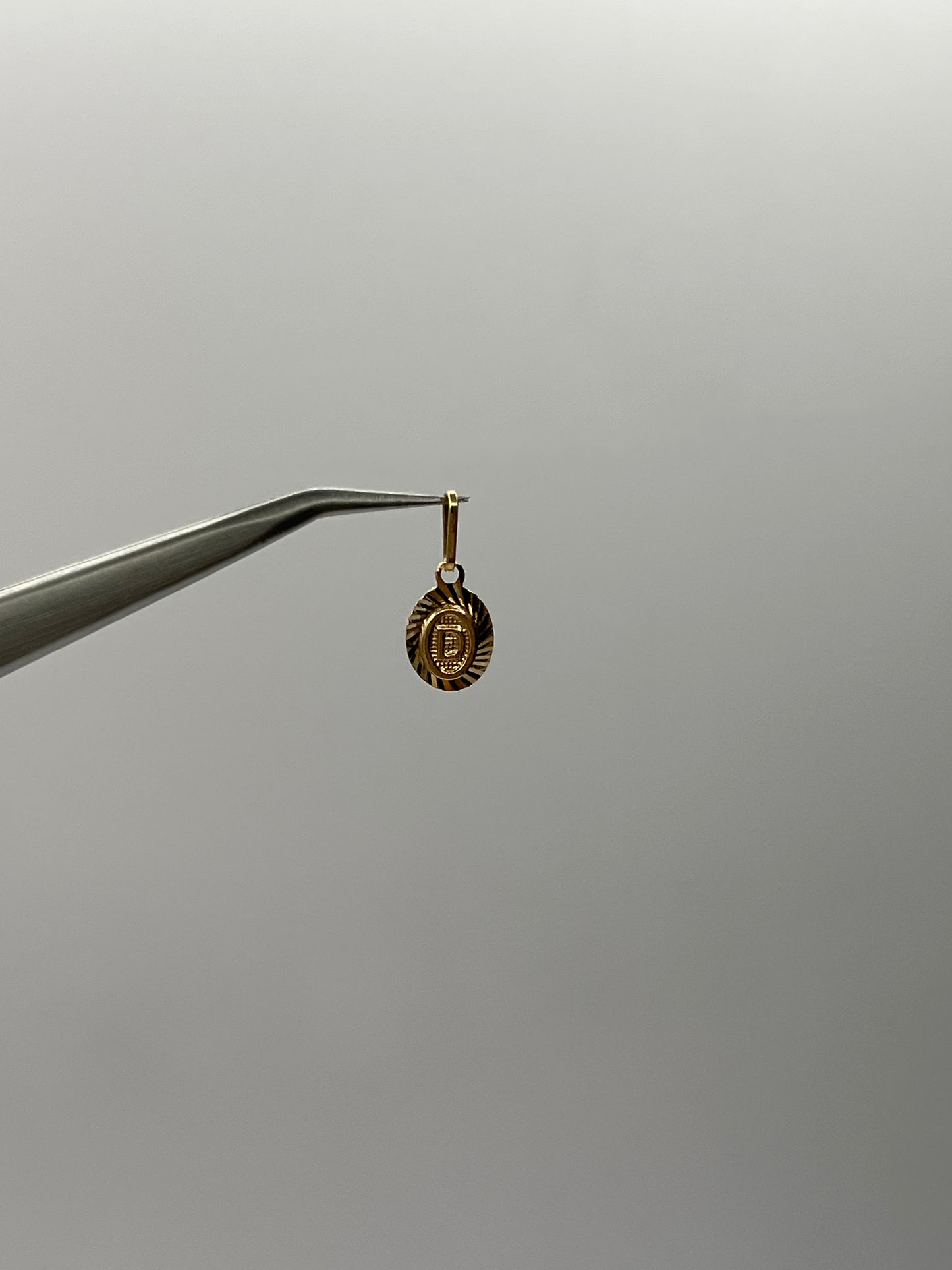 Dije Letra D Oro amarillo 18k 0,45 Gr / 7,5 mm / 1 Cm