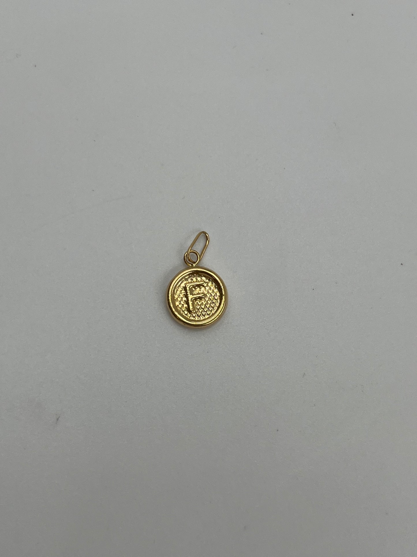 Dije letra F Oro amarillo 18k 0,50 Gr / 10 mm / 1,2 Cm