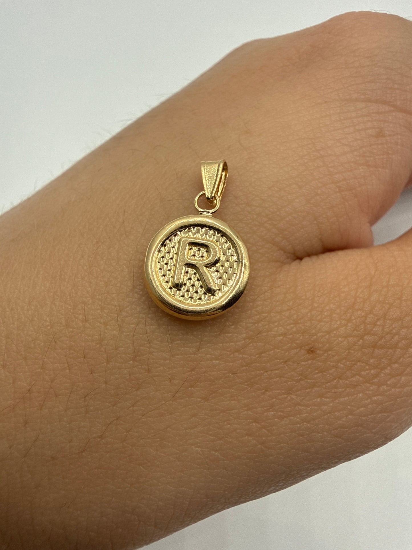 Dije Letra R Oro amarillo 18k 0,50 Gr / 10 mm / 1 Cm