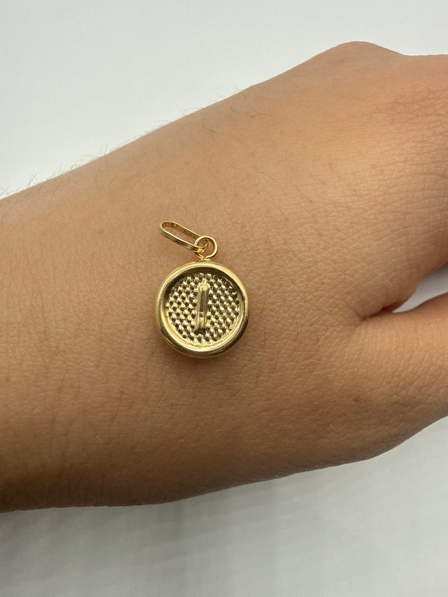 Dije Letra I Oro amarillo 18k 0,46 Gr / 10 mm / 1 Cm