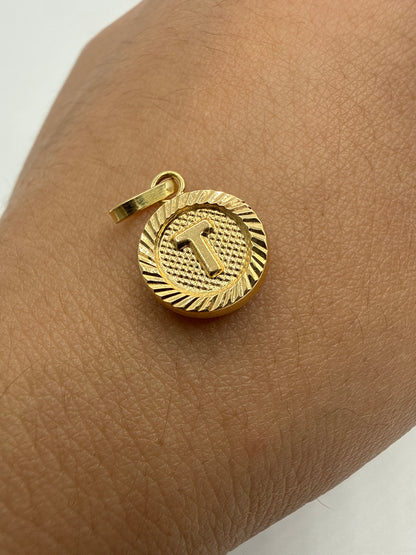 Dije Letra T Diamantada  Oro amarillo 18k 0,68 Gr / 10 mm / 1 Cm