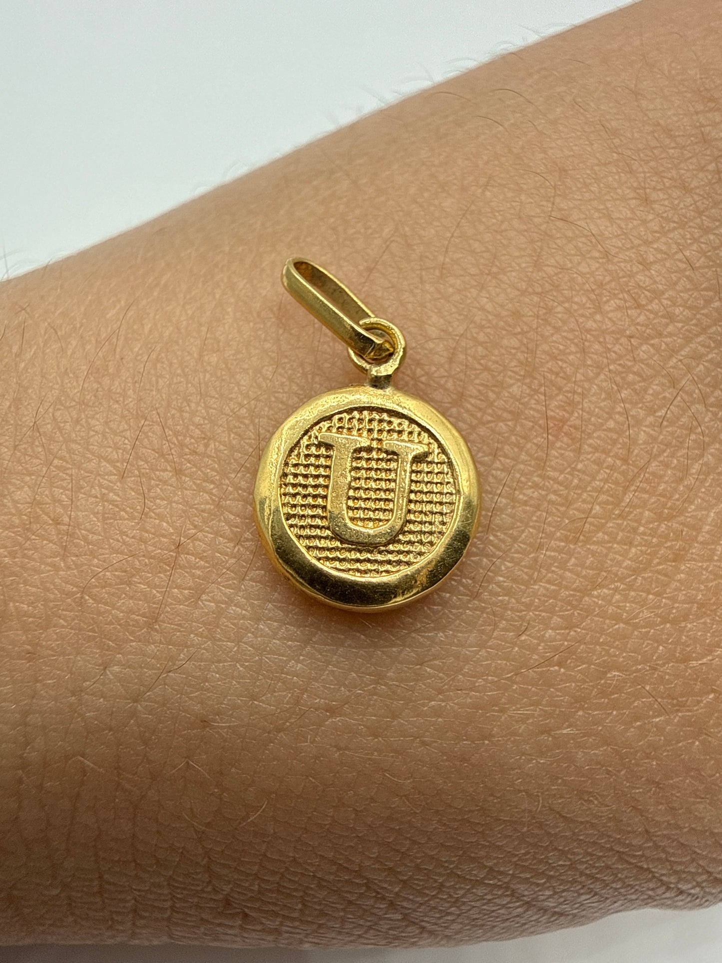 Dije Letra U Oro amarillo 18k 0,42 Gr / 9 mm / 0,9 Cm