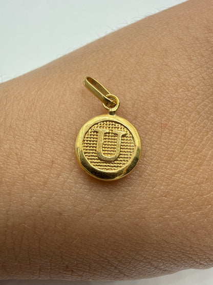 Dije Letra U Oro amarillo 18k 0,42 Gr / 9 mm / 0,9 Cm