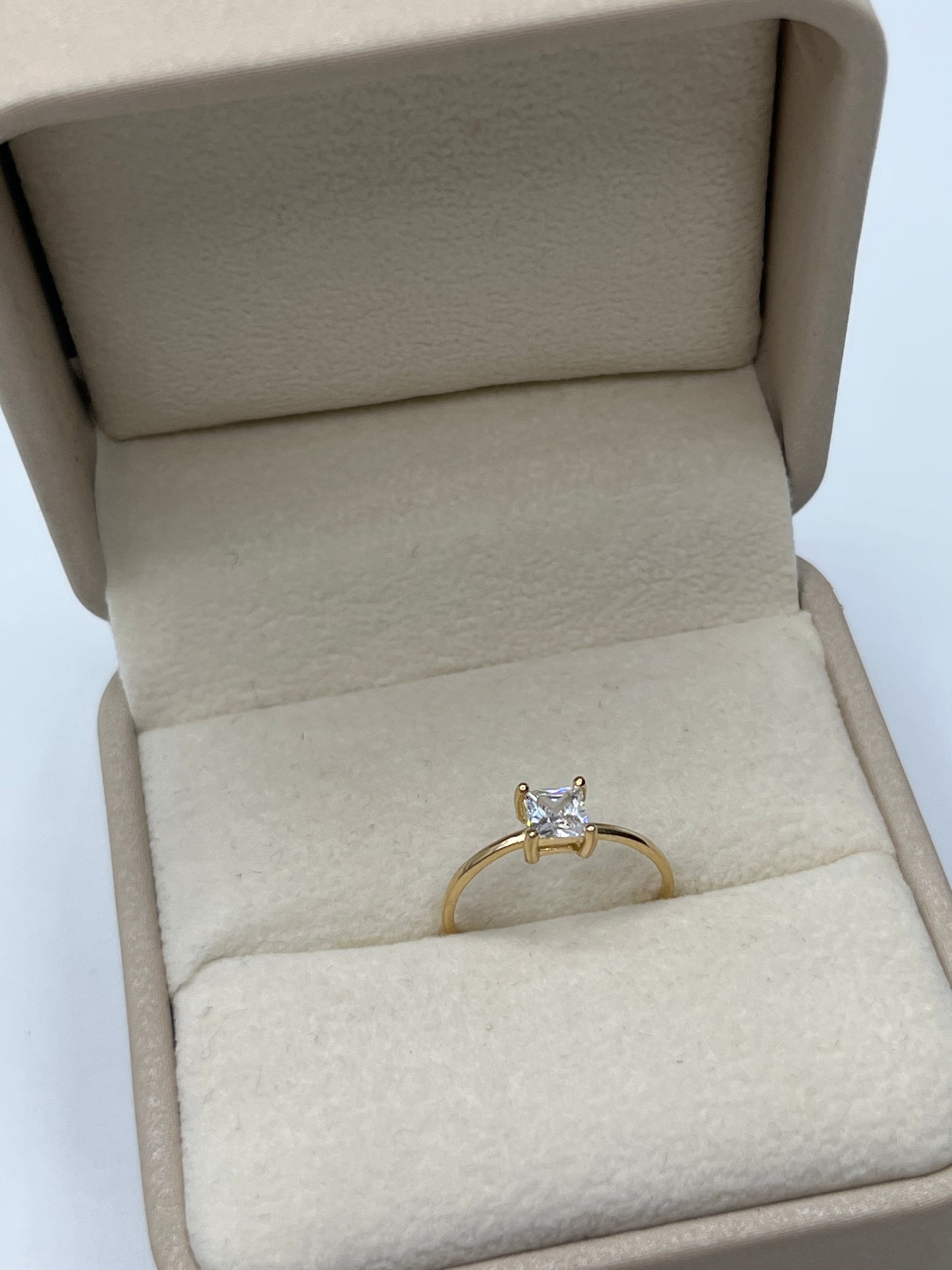 Anillo Compromiso Circon Blanco Oro amarillo 18k / Talla 4 3/4 / 1,04 Gr / 5,20 mm