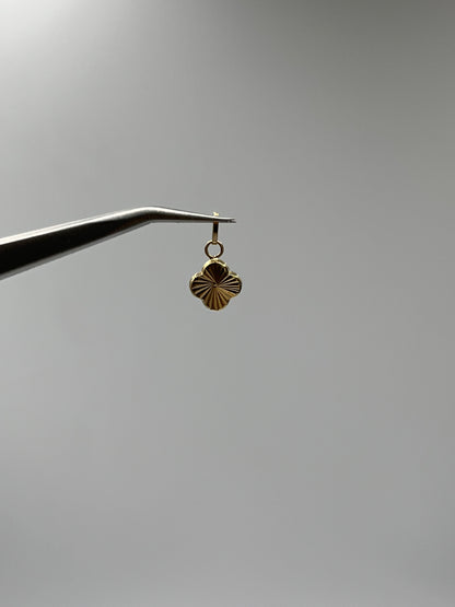 Dije Trebol Diamantado Oro amarillo 18k 0,38 Gr / 8,1 mm / 0,8 Cm