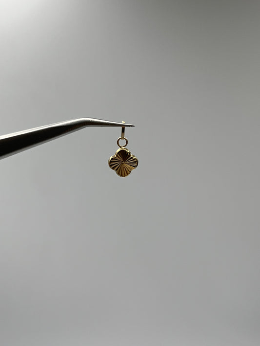 Dije Trebol Diamantado Oro amarillo 18k 0,38 Gr / 8,1 mm / 0,8 Cm