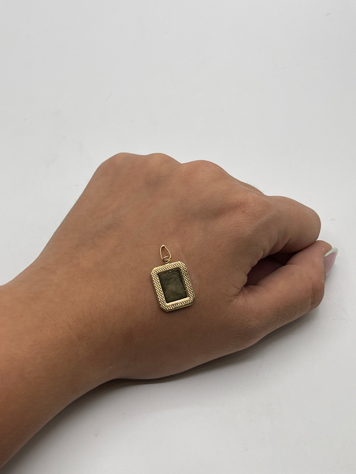 Dije Placa Diamantada Oro amarillo 18k 1,62 Gr / 13,60 mm / 2 Cm